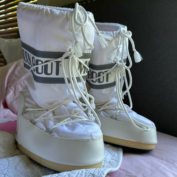 Women’s Tall Moon Boots White Waterproof Size 7/8.5 worn once great condition - Picture 1 of 5
